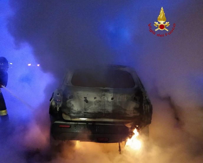 Auto in fiamme a Crevacuore