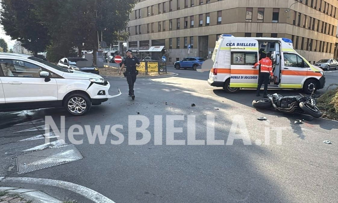 Biella, scontro tra auto e moto all’incrocio di via Bertodano FOTO