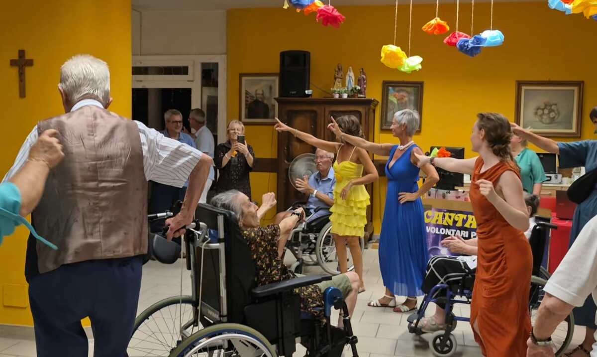 Cena sotto le stelle alla RSA Oasi di Chiavazza: un arcobaleno di colori FOTO