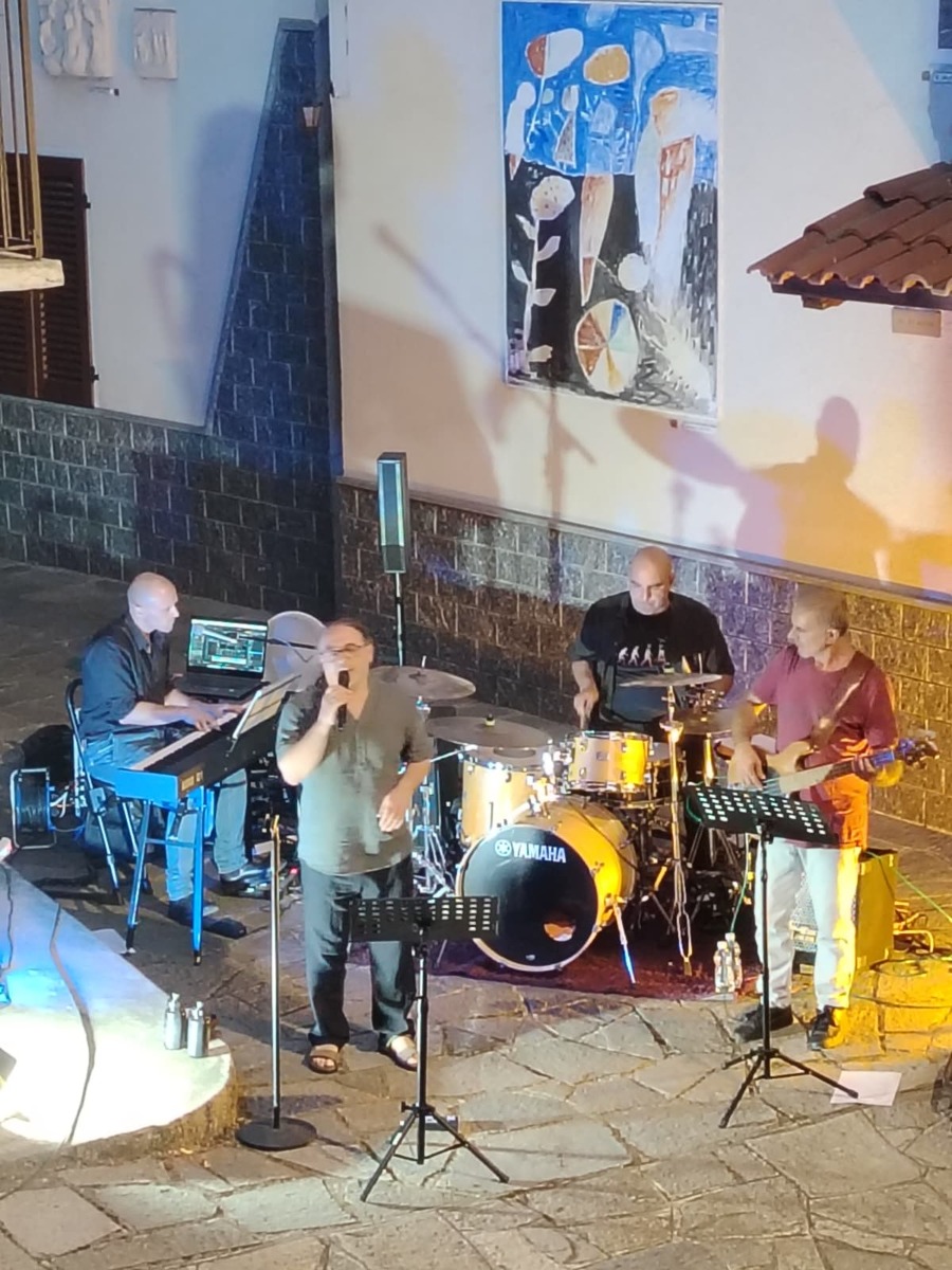 Grande pubblico a Mezzana per la serata omaggio a Lucio Dalla FOTO
