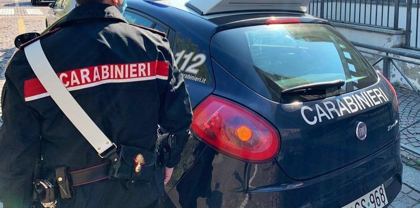 Tentato furto a Biella: scoperto, spintona il vigilante e scappa via
