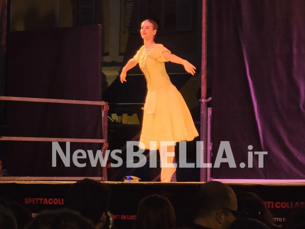Balli e coreografie, molto pubblico in piazza Duomo per il galà di chiusura dei 20 anni di Biella Danza FOTO e VIDEO