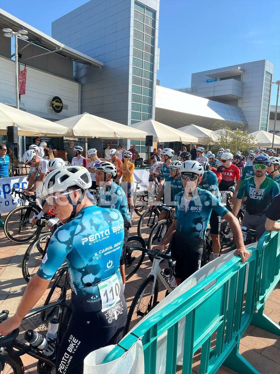 Ciclismo, è partita la Granfondo Biella-Oropa: 350 iscritti al via FOTO e VIDEO