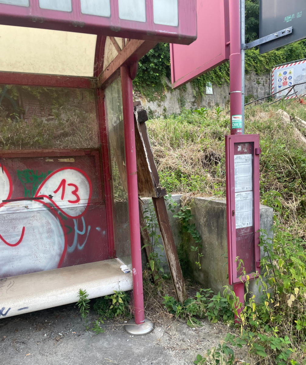 Fermate dei bus in forte degrado, un lettore: "Biglietto da visita per chi sale a Oropa" FOTO