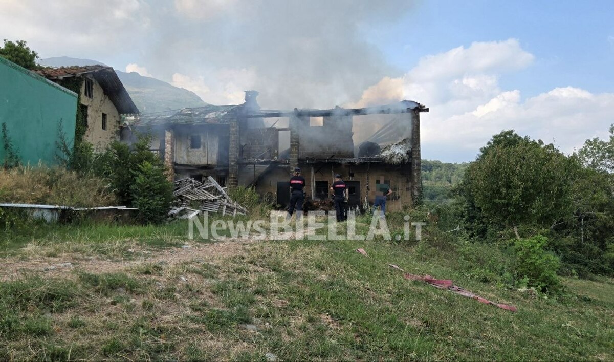 Donato, a fuoco un fienile: l’alta colonna di fumo notata anche dalla strada della Settimo Vittone FOTO e VIDEO