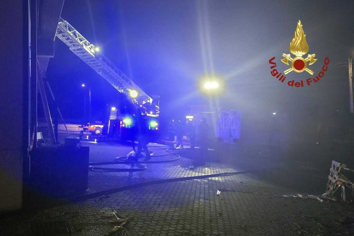 Roppolo, a fuoco un capannone in piena notte