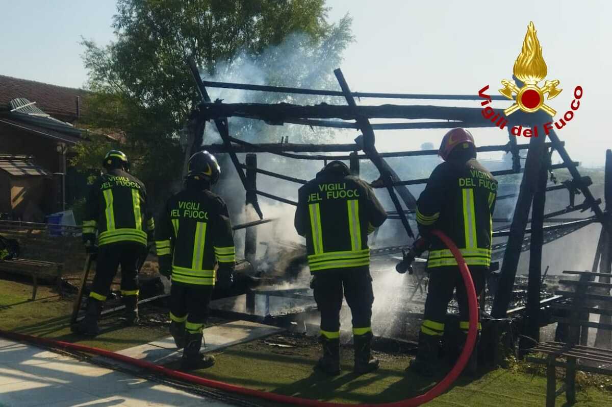 Dal Nord Ovest – Capanno in legno avvolto dalle fiamme, arrivano i Vigili del Fuoco