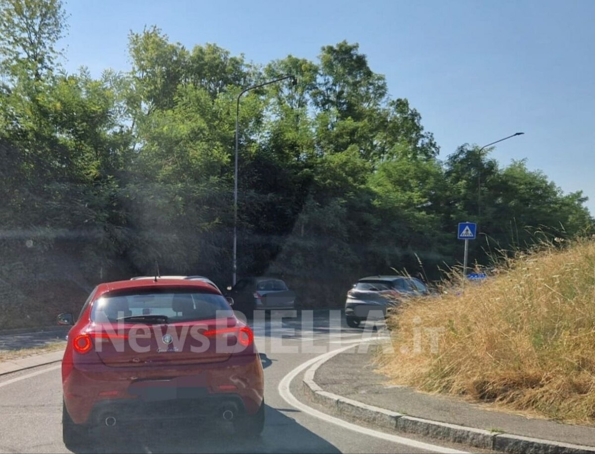 Biella, auto finisce contro un palo della luce: lunghe code in via Cernaia e via Carso FOTO