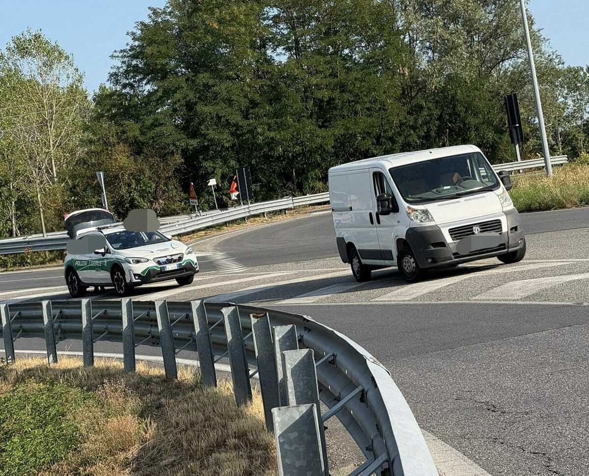 Biella, mezzo finisce contro il guardrail: incidente in corso San Maurizio