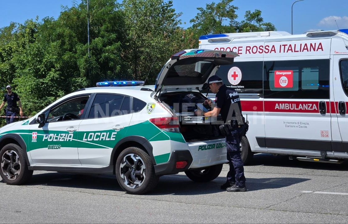 Biella, violento scontro tra auto alla rotonda dell’ospedale: due feriti FOTO