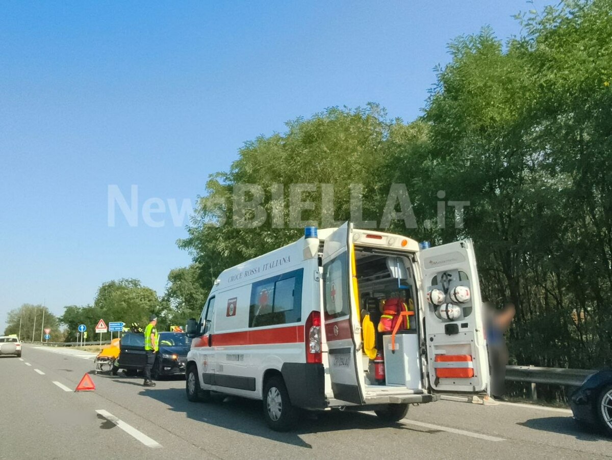 Rocambolesco incidente all’uscita della Super, una persona estratta dall’auto FOTO