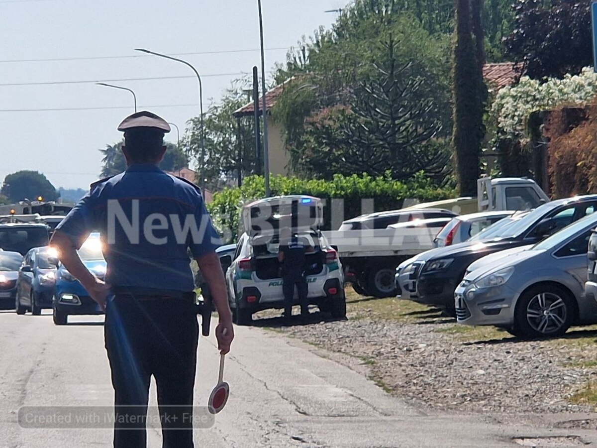 Scontro tra due auto a Biella in via Candelo: donna in ospedale  FOTO