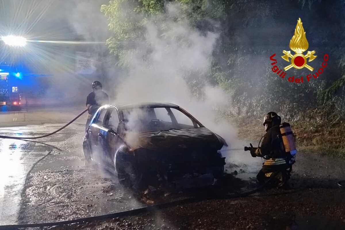 Borgosesia: auto a fuoco, in salvo il conducente FOTO e VIDEO