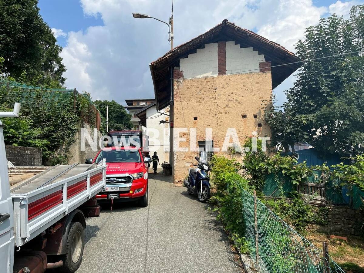 Muzzano, legnaia a fuoco, fiamme domate dai Vigili del Fuoco FOTO