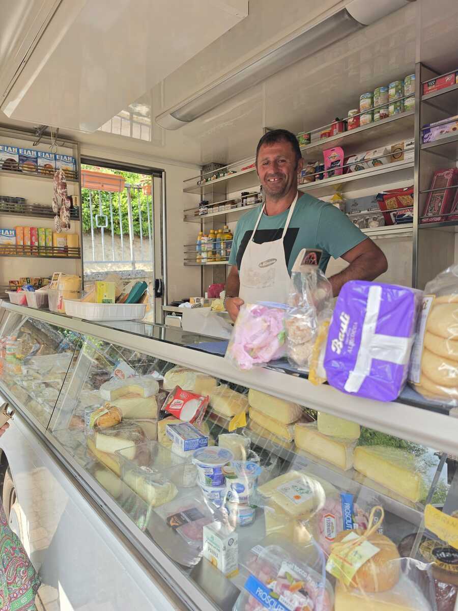 Chiude il negozio di alimentari, Casapinta ha la soluzione: ecco il mercatino in piazza FOTO