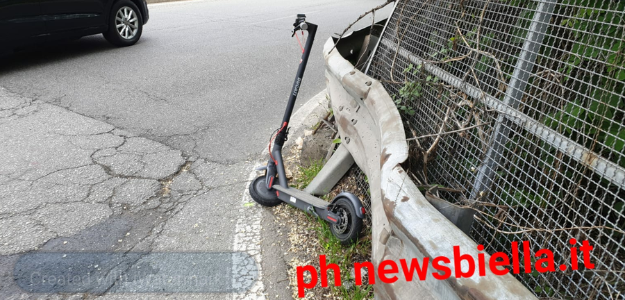 Biella, apre la portiera dell’auto e centra un monopattino: un uomo al Pronto Soccorso