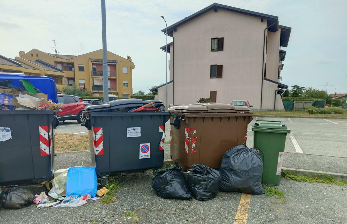 Ponderano, una residente sul nuovo sistema di raccolta rifiuti: "Sembra un luogo abbandonato" FOTO
