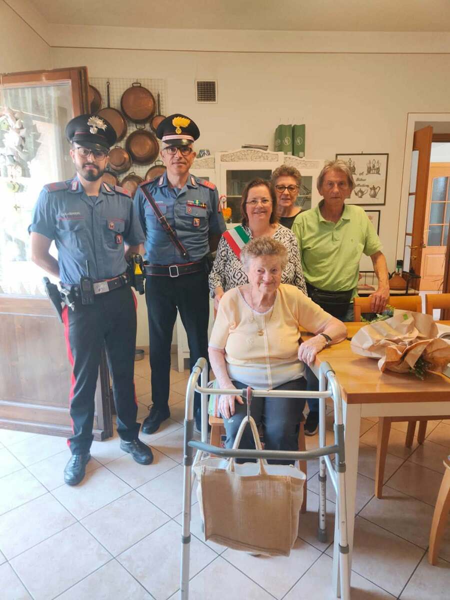 Da Pralungo gli auguri alla signora Nores per i suoi 100 anni, visita a sorpresa anche del vescovo Farinella