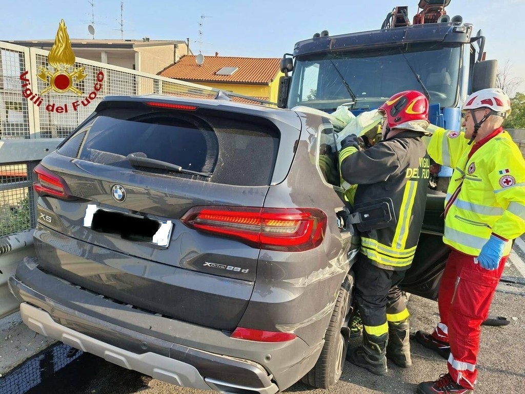 Dal Nord Ovest - Schianto frontale tra mezzi, muore automobilista