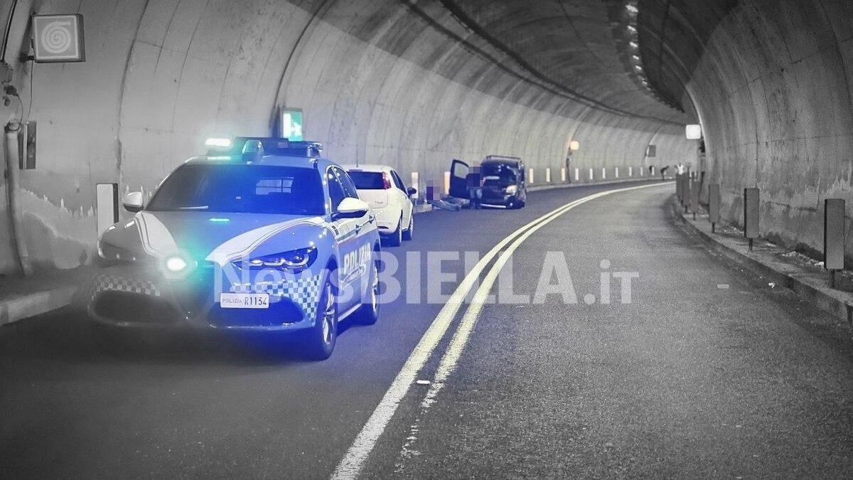 Scontro alla Galleria Volpe: un conducente è in ospedale FOTO
