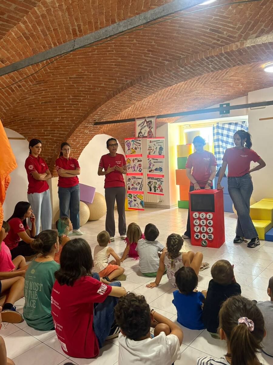 Piccoli cittadini crescono: a Sala Biellese il centro estivo impara la sicurezza con Carabinieri, Vigili del Fuoco e Croce Rossa FOTO