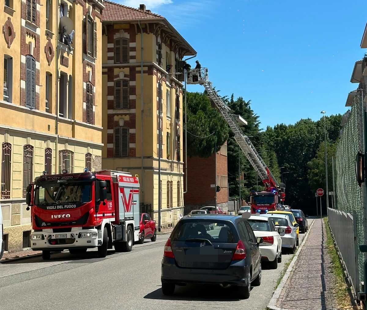 Biella, anziana soccorsa in casa dopo una caduta: sul posto i Vigili del Fuoco con l’autoscala