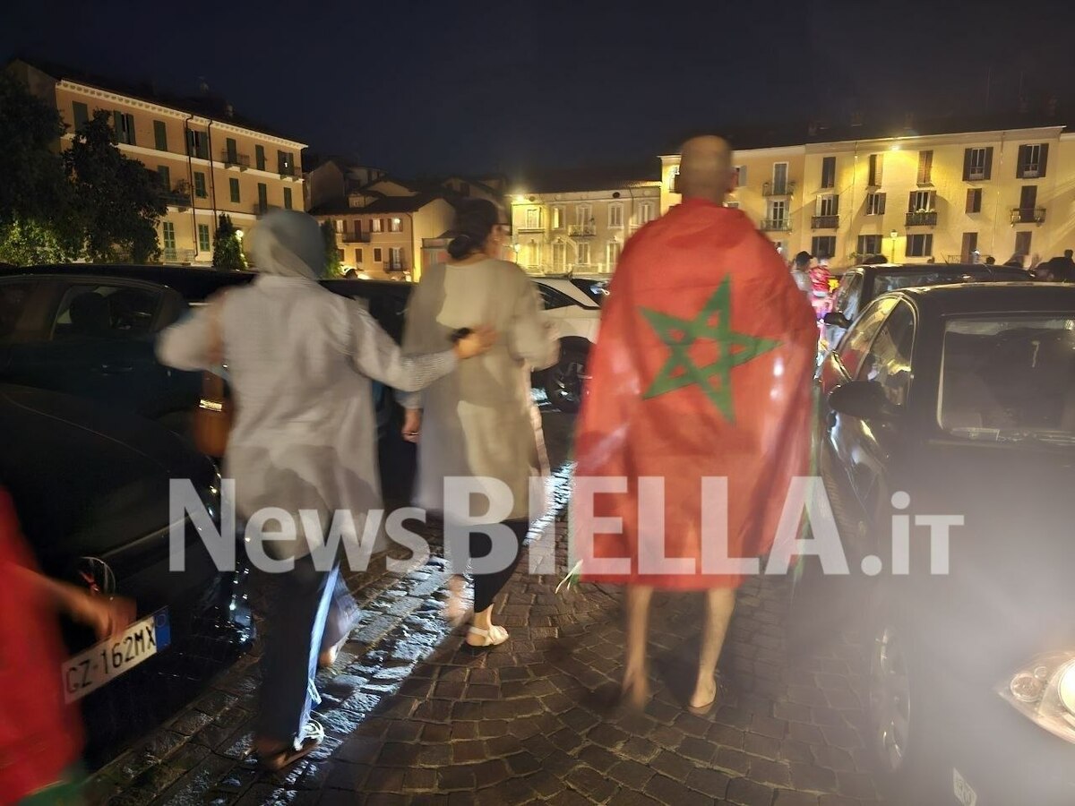 Biella, grande festa per i tifosi in piazza Martiri: il Marocco è ai quarti dei Mondiali VIDEO