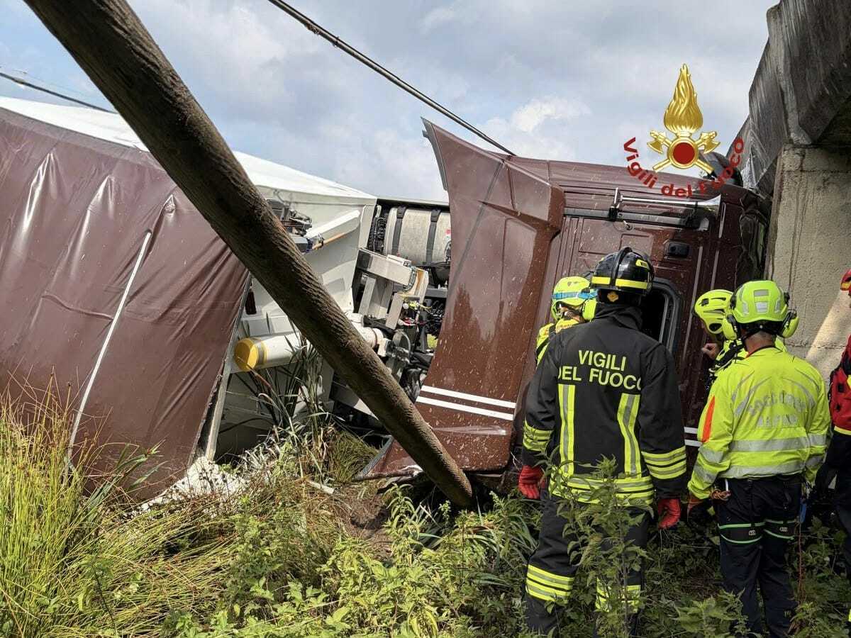 Autoarticolato si ribalta sulla San Giacomo di Masserano-Rovasenda: estratto un uomo