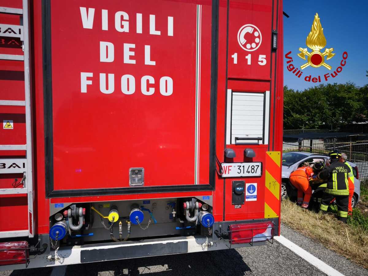 Dal Nord/Ovest: Incidente stradale sulla SP 12, intervento dei Vigili del Fuoco FOTO