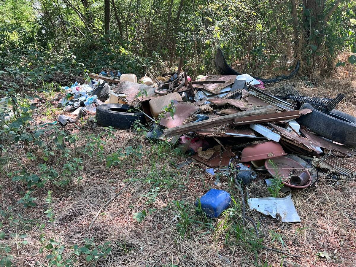 Salussola, abbandona rifiuti e viene sanzionato: 4.500 euro e patente ritirata
