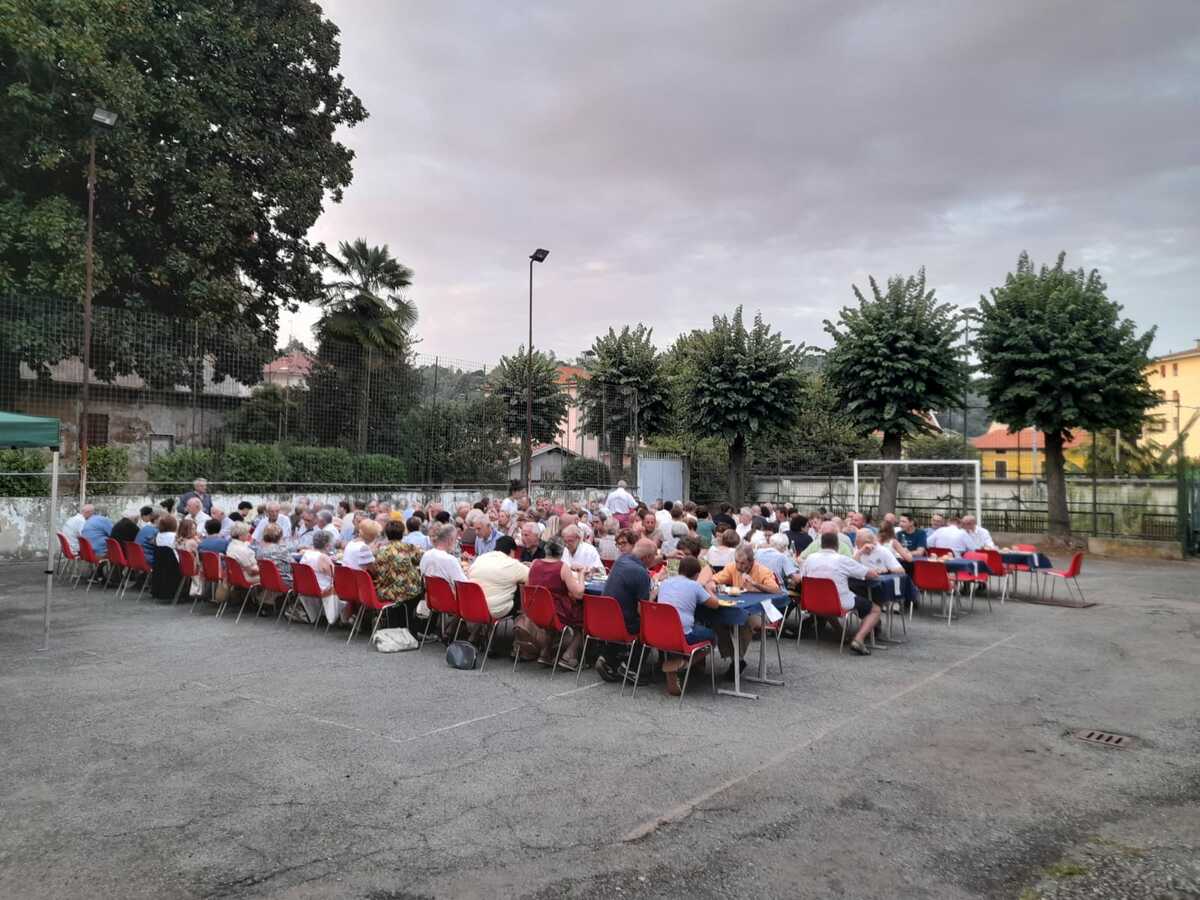 Chiavazza, la cena degli Alpini rinnova la tradizione tra amicizia e partecipazione: presente anche Corrado Perona FOTO