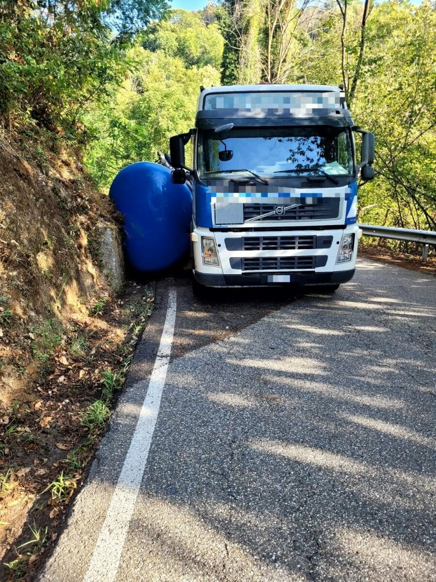 Valle San Nicolao, cisterna d’acqua potabile si stacca e perde tutto il carico, SP 215 chiusa FOTO