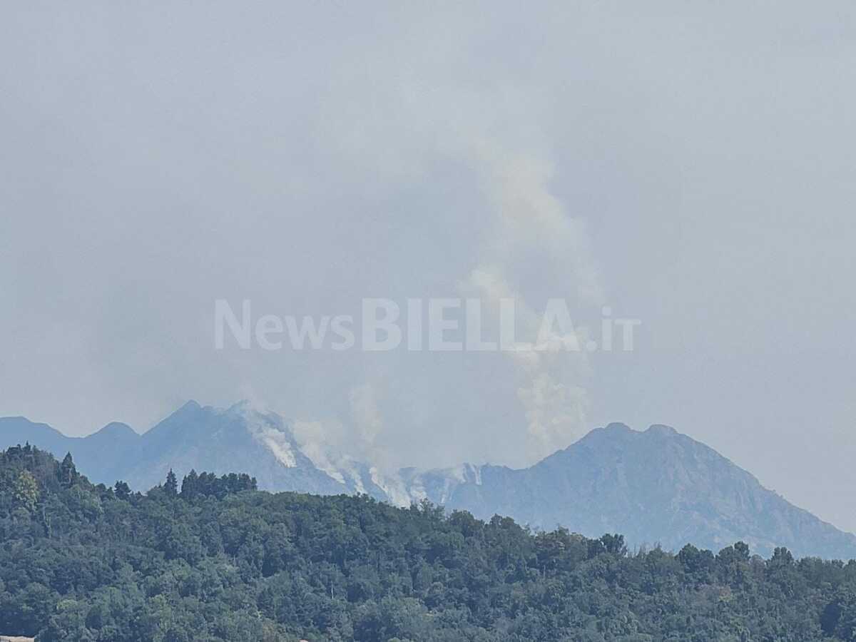 Incendio in alta Valsessera, le colonne si vedono anche dal Castello di Valdengo FOTO
