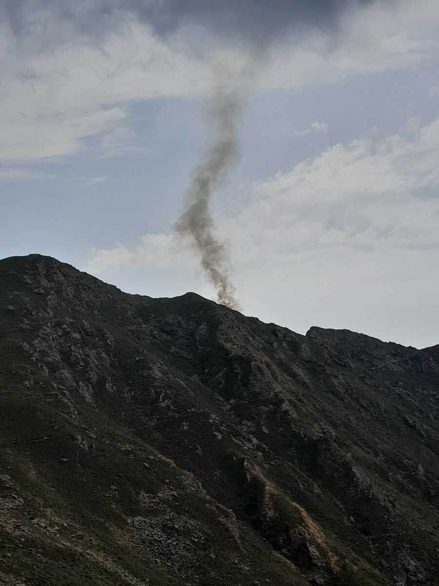 Fulmine scatena un incendio in Valsessera: fiamme ad alta quota sulla Punta delle Camosce FOTO