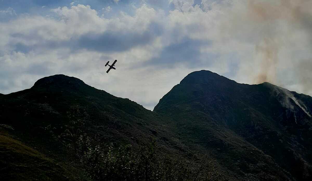 Incendio in Valsessera, entra in campo il Canadair: prosegue la lotta contro le fiamme FOTO e VIDEO