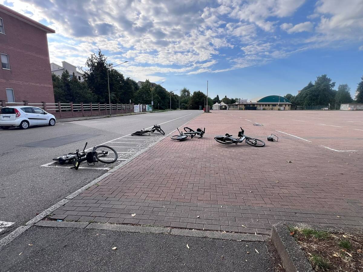 E-bike sharing gettate e danneggiate a Biella: la segnalazione dal Villaggio Lamarmora FOTO