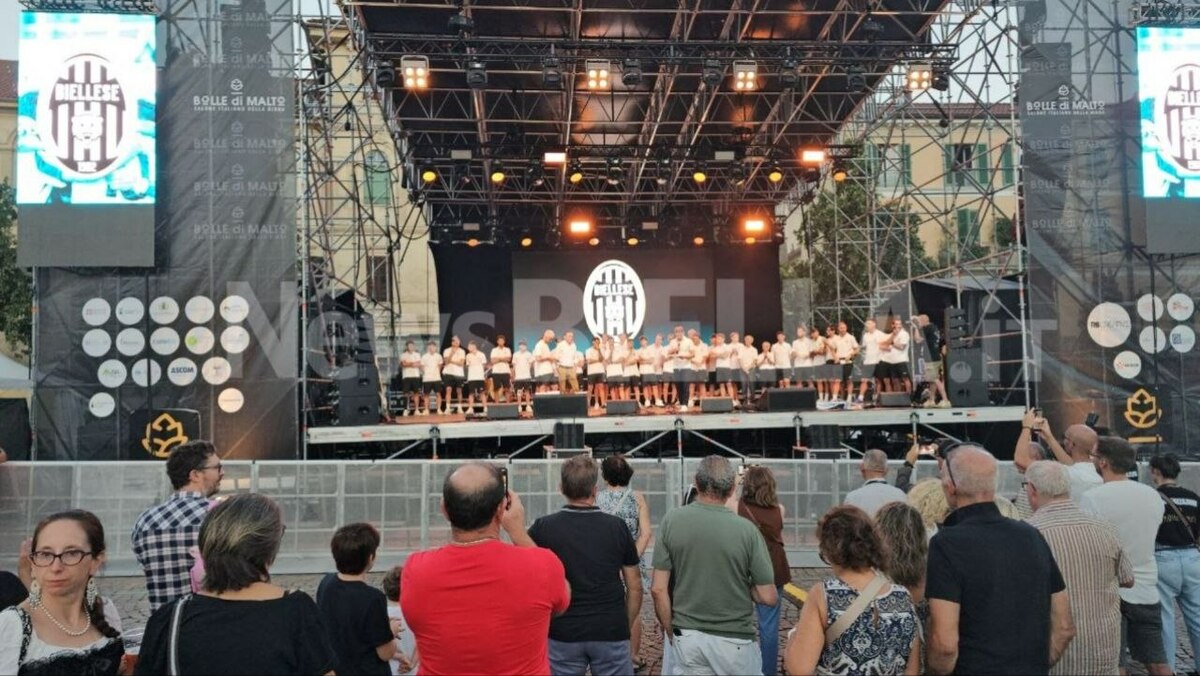 Bolle di Malto, la Biellese sale sul palco e si presenta alla città: entusiasmo in piazza Martiri per la nuova stagione VIDEO