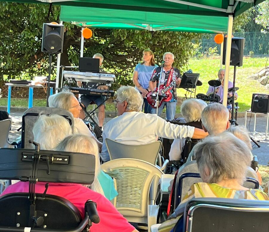 Festa in giardino alla casa di riposo Frassati di Pollone FOTO