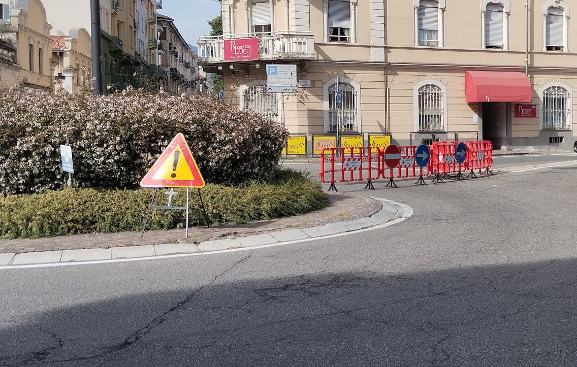 Cedimento stradale a Biella: cambia la viabilità alla rotonda tra via Repubblica, via Cernaia e via Giacomo Matteotti