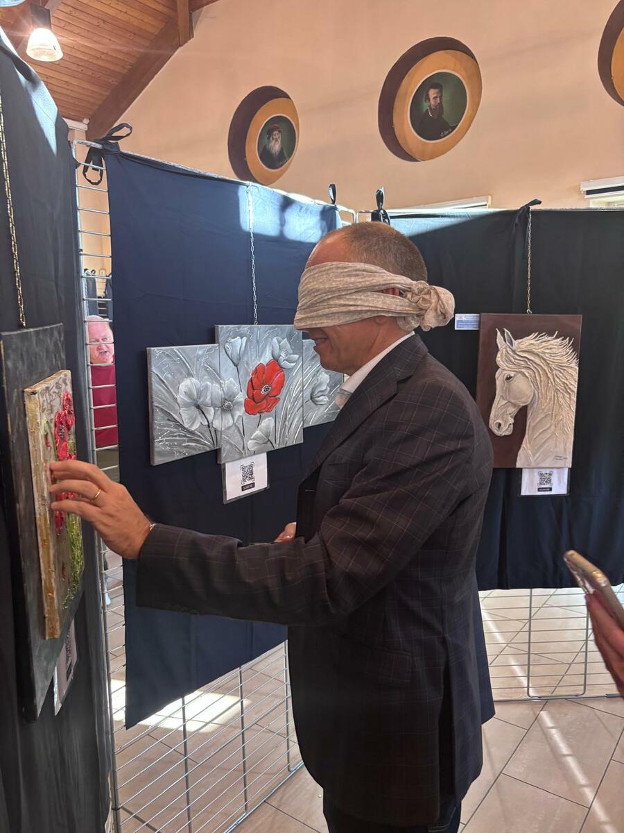 Dialoghi d'Arte 2026, a Cossato la pittura diventa anche esperienza tattile FOTO