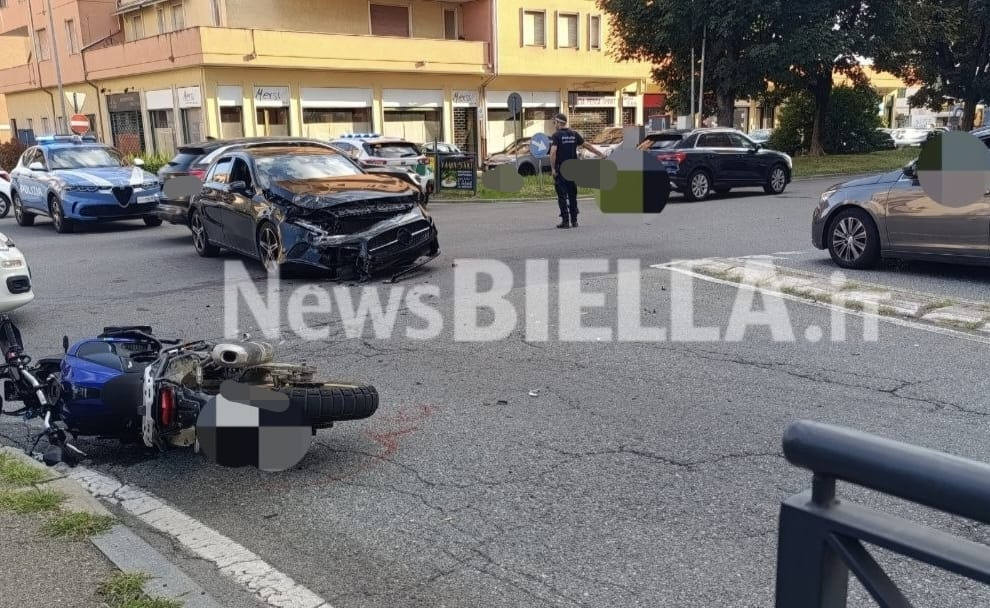 Scontro tra auto e moto a Biella (foto di Mattia Baù in esclusiva per newsbiella.it) Scontro tra auto e moto a Biella (foto di Mattia Baù in esclusiva per newsbiella.it)