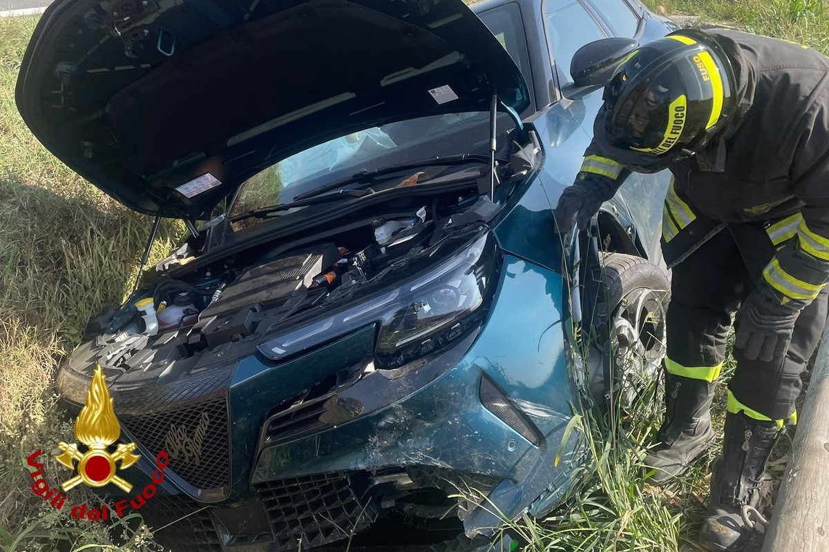 Dal Nord Ovest – Auto finisce fuori strada