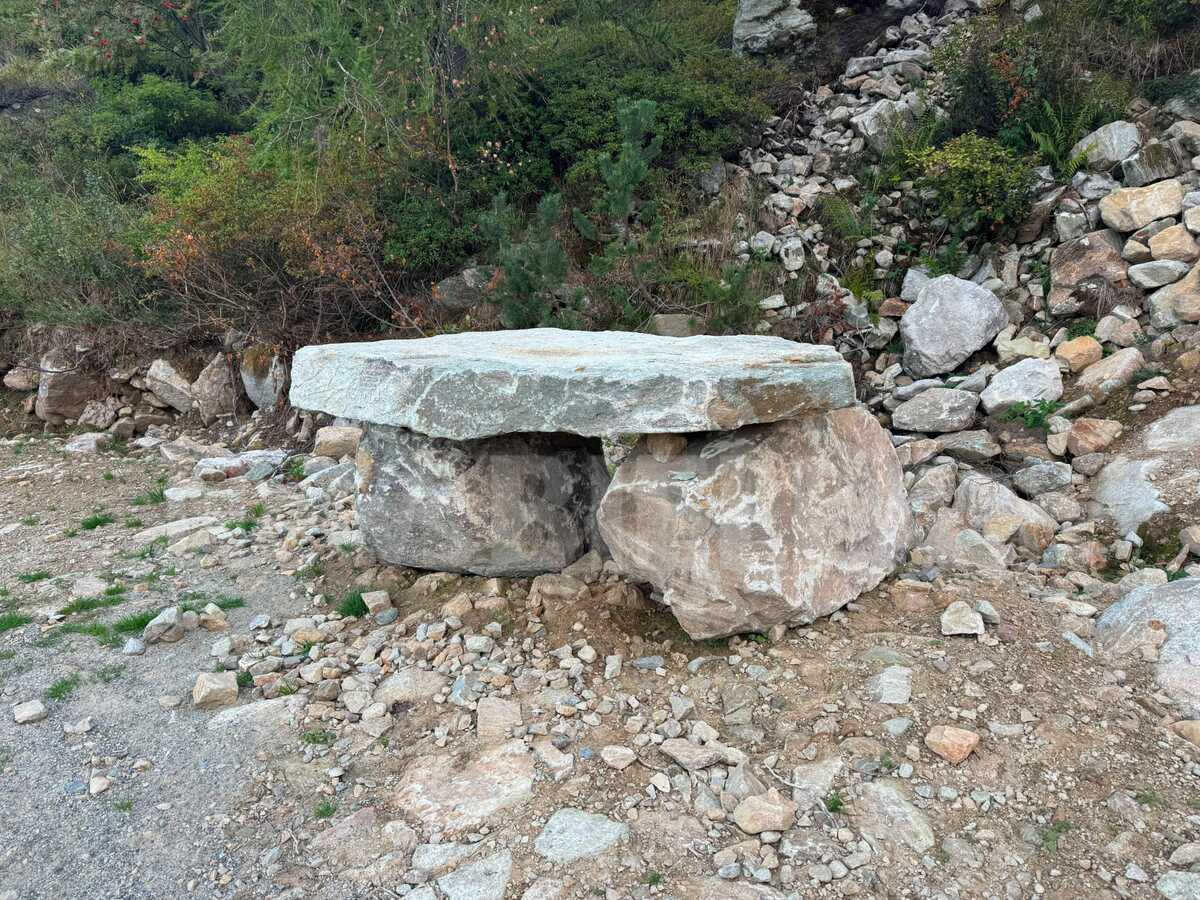 Alla Conca di Oropa spariscono gli ometti dalla tavola di pietra: resta un piccolo mistero FOTO