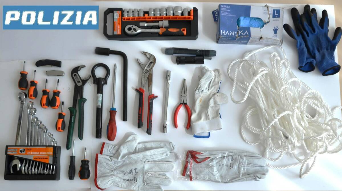 Finti Carabinieri e strumenti da scasso: la Polizia arresta un truffatore e denuncia due persone