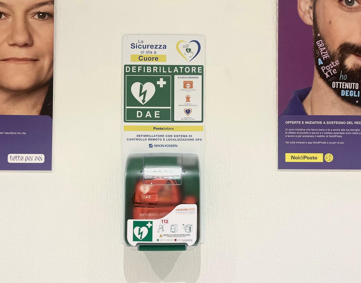 Poste, a Biella installati defibrillatori per rafforzare la sicurezza negli spazi di lavoro