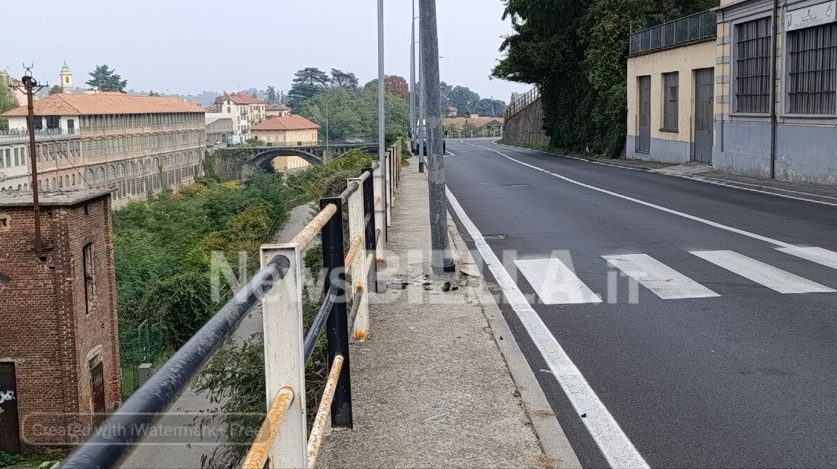 Biella, auto finisce contro il palo della luce: soccorsa una donna FOTO