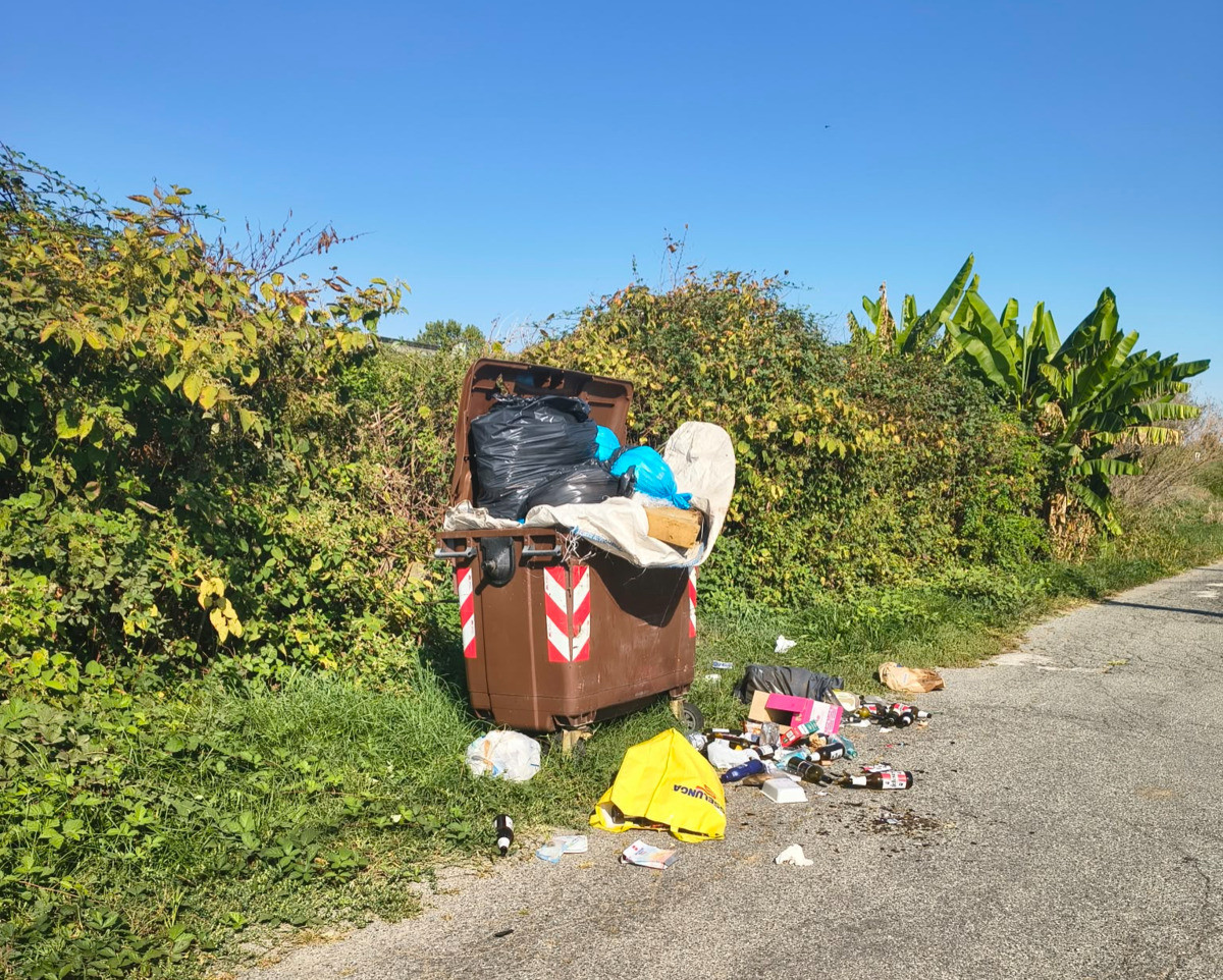 Valdengo, cassonetto colmo e rifiuti a terra