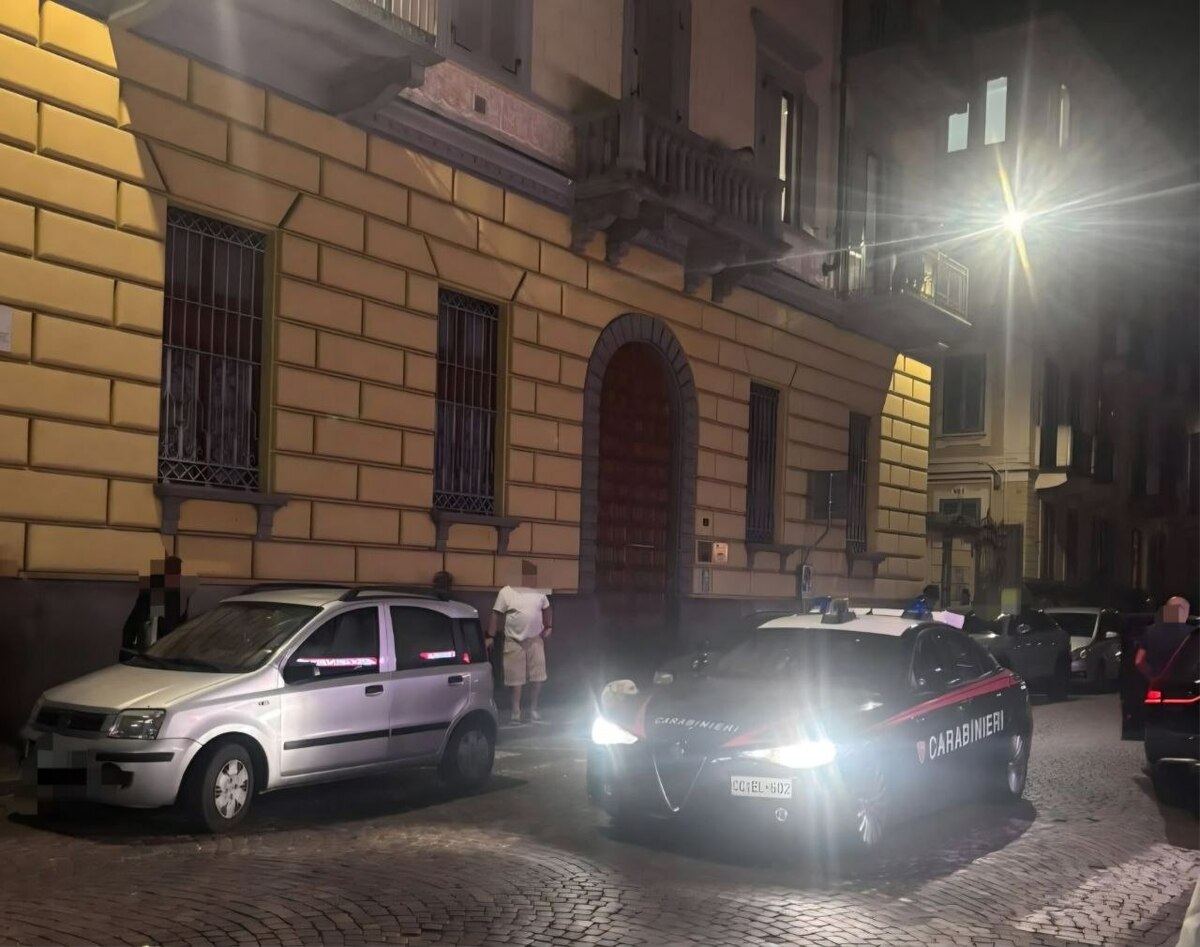 Biella, ragazza aggredita in strada: urla, pugni all’auto e l’arrivo dei Carabinieri