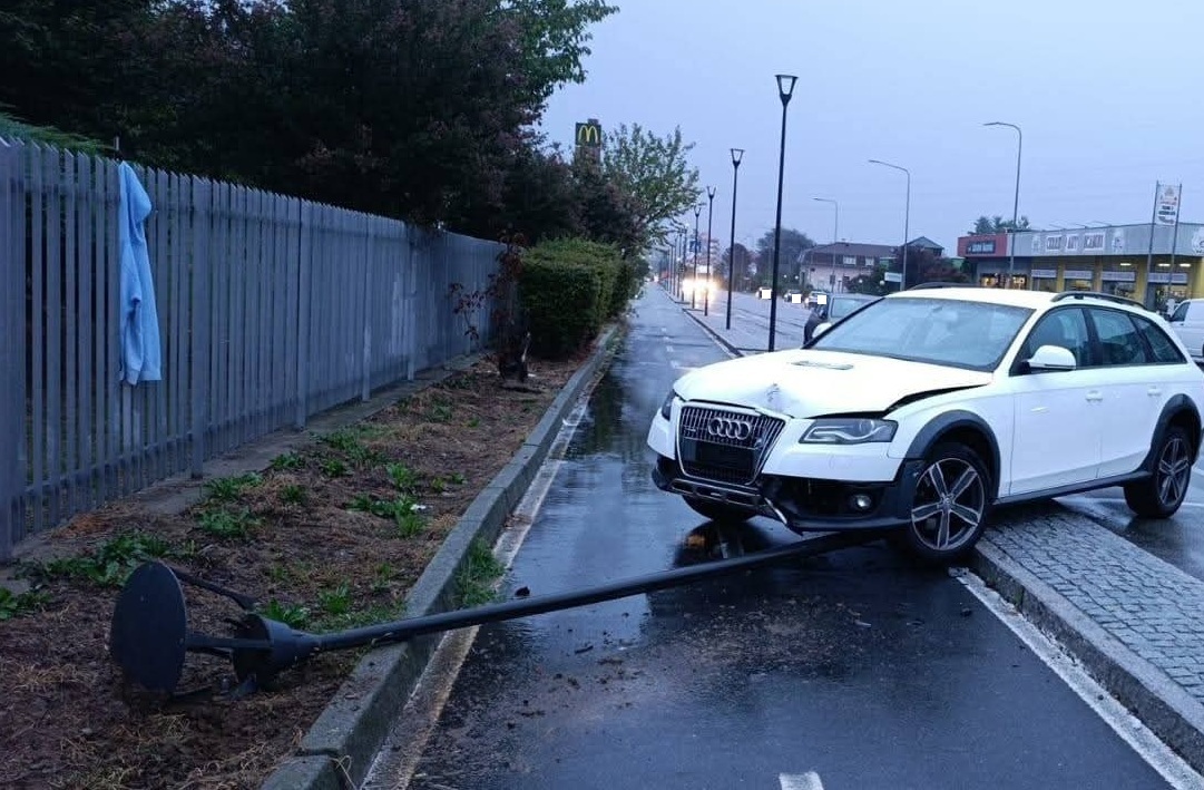 Auto finisce contro un punto luce, incidente a Quaregna Cerreto
