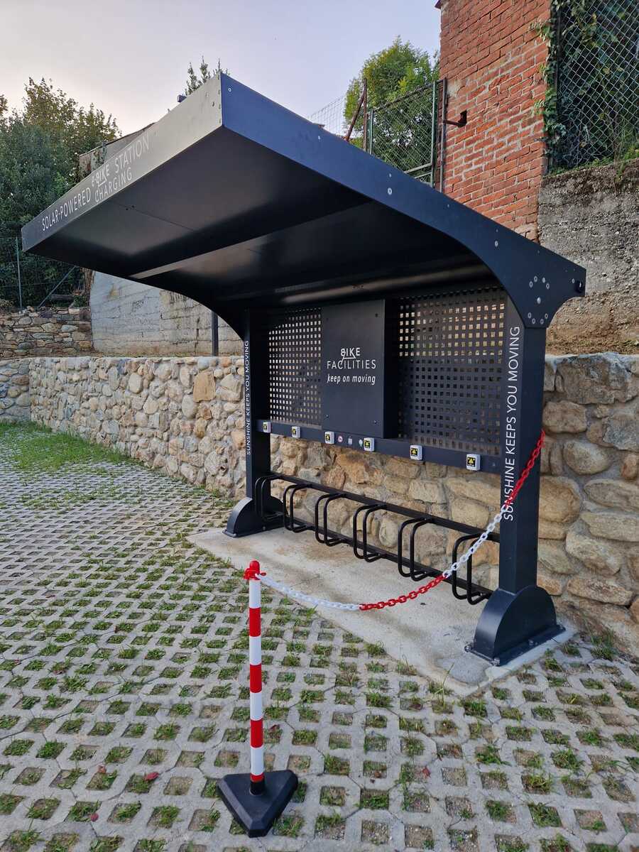 Torrazzo punta sulla mobilità sostenibile, nel nuovo parcheggio arriva la ricarica per le bici elettriche FOTO